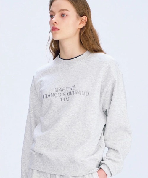 MARITHE + FRANCOIS GIRBAUD(マリテフランソワジルボー)の「LETTERING LOGO SWEATSHIRT(スウェット・レディース・ヘザーグレー/ネイビー・LARGE/X-LARGE/SMALL/MEDIUM)」の1枚目の写真
