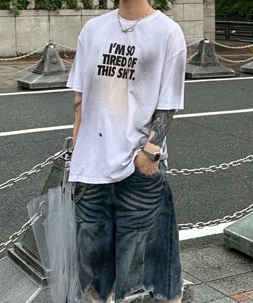 Chikashitsu +（チカシツプラス）の「【Chikashitsu +】dirty wash logo half sleeve t-shirt / 【チカシツプラス】ダーティウォッシュロゴ半袖Tシャツ（Tシャツ/カットソー・メンズ・ブラック/ホワイト・ONE SIZE）」の4枚目の写真