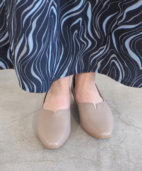 cava cava（サヴァサヴァ）の「Ｖカットパンプス　3720559（パンプス・レディース・ブラック/ワイン/グレイッシュベージュ/プラチナム・22.5cm/23cm/23.5cm/24cm/24.5cm）」の2枚目の写真