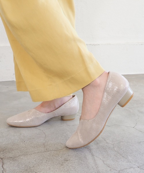 cava cava（サヴァサヴァ）の「Ｖカットパンプス　3720559（パンプス・レディース・ブラック/ワイン/グレイッシュベージュ/プラチナム・22.5cm/23cm/23.5cm/24cm/24.5cm）」の4枚目の写真