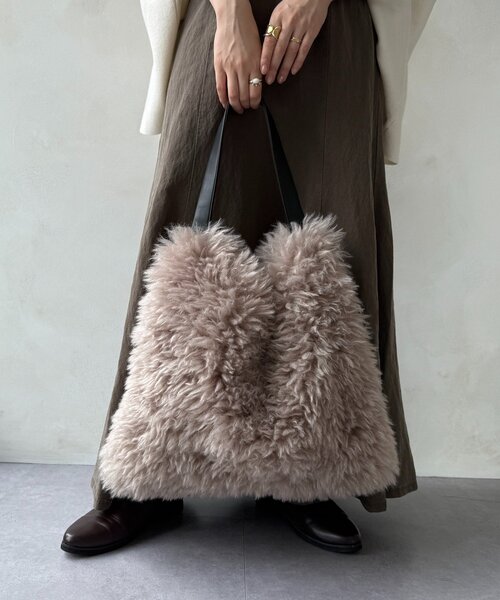 DouDou（ドゥドゥ）の「ビッグエコファーバッグ（ショルダーバッグ・レディース・グレイッシュベージュ/オフホワイト・FREE）」の2枚目の写真