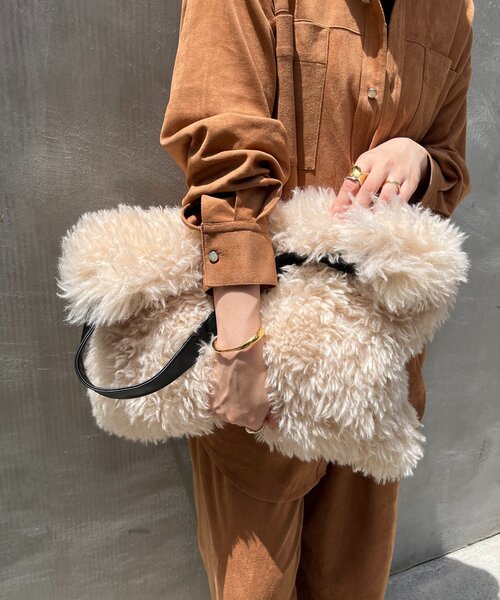 DouDou（ドゥドゥ）の「ビッグエコファーバッグ（ショルダーバッグ・レディース・グレイッシュベージュ/オフホワイト・FREE）」の12枚目の写真