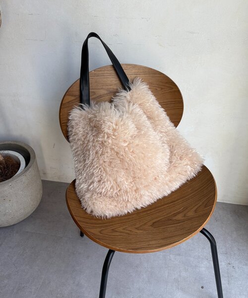 DouDou（ドゥドゥ）の「ビッグエコファーバッグ（ショルダーバッグ・レディース・グレイッシュベージュ/オフホワイト・FREE）」の14枚目の写真