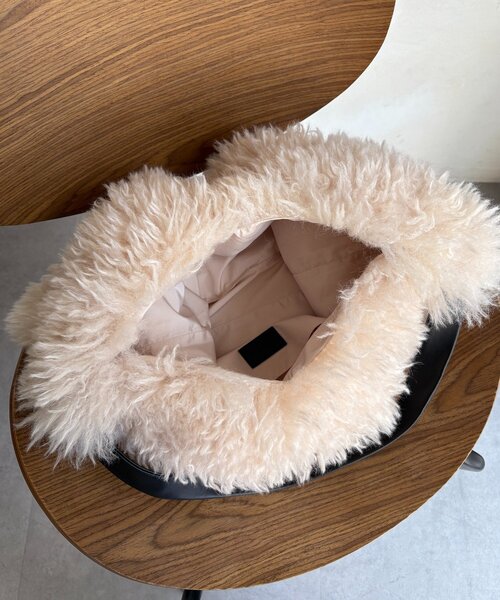 DouDou（ドゥドゥ）の「ビッグエコファーバッグ（ショルダーバッグ・レディース・グレイッシュベージュ/オフホワイト・FREE）」の6枚目の写真