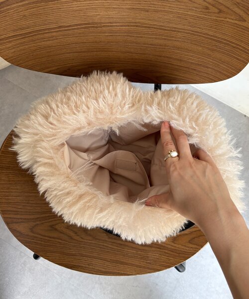 DouDou（ドゥドゥ）の「ビッグエコファーバッグ（ショルダーバッグ・レディース・グレイッシュベージュ/オフホワイト・FREE）」の7枚目の写真