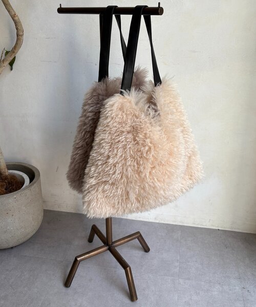 DouDou（ドゥドゥ）の「ビッグエコファーバッグ（ショルダーバッグ・レディース・グレイッシュベージュ/オフホワイト・FREE）」の9枚目の写真