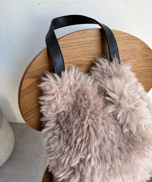 DouDou（ドゥドゥ）の「ビッグエコファーバッグ（ショルダーバッグ・レディース・グレイッシュベージュ/オフホワイト・FREE）」の4枚目の写真