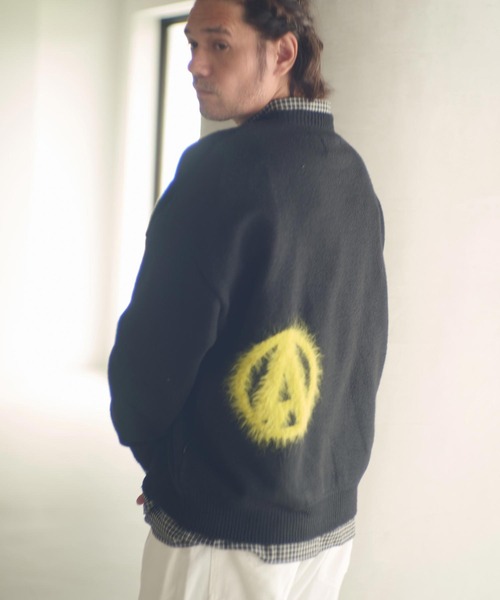 ADAM PATEK(アダムパテック)の「msw1756-archive shaggy crest crewneck ニット(AP2521027)(ニット/セーター・メンズ・ブラック×レッド/ブラック×イエロー・1/2)」の2枚目の写真