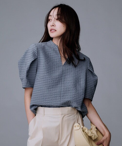 UNTITLED（アンタイトル）の「【吸水速乾/ストレッチ/Vネック】フォルムスリーブ ブラウス（シャツ/ブラウス・レディース・オフホワイト/ブルー/ブラック・48/44/50/00/02/04）」の3枚目の写真