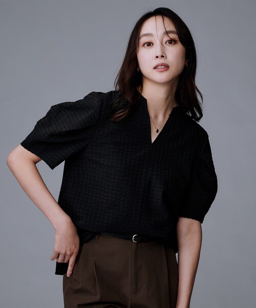 UNTITLED（アンタイトル）の「【吸水速乾/ストレッチ/Vネック】フォルムスリーブ ブラウス（シャツ/ブラウス・レディース・オフホワイト/ブルー/ブラック・48/44/50/00/02/04）」の2枚目の写真