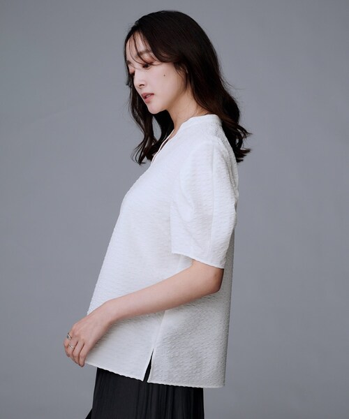 UNTITLED（アンタイトル）の「【吸水速乾/ストレッチ/Vネック】フォルムスリーブ ブラウス（シャツ/ブラウス・レディース・オフホワイト/ブルー/ブラック・48/44/50/00/02/04）」の21枚目の写真