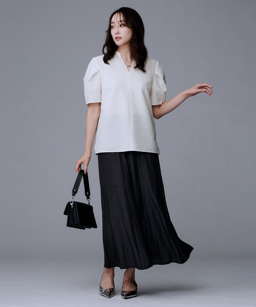 UNTITLED（アンタイトル）の「【吸水速乾/ストレッチ/Vネック】フォルムスリーブ ブラウス（シャツ/ブラウス・レディース・オフホワイト/ブルー/ブラック・48/44/50/00/02/04）」の14枚目の写真