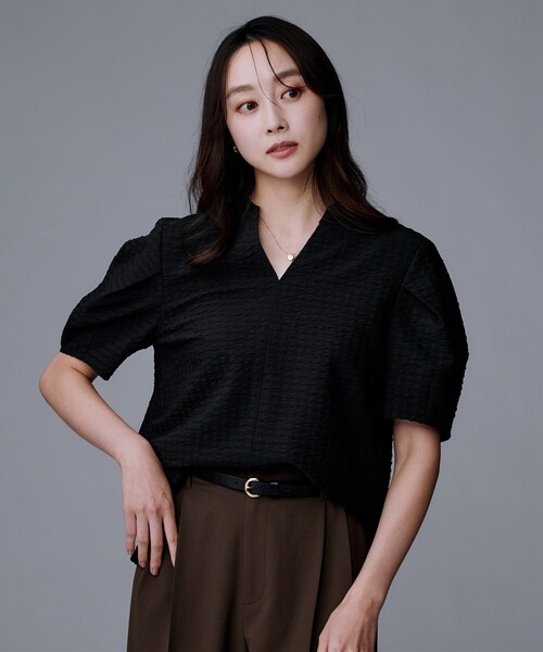 UNTITLED（アンタイトル）の「【吸水速乾/ストレッチ/Vネック】フォルムスリーブ ブラウス（シャツ/ブラウス・レディース・オフホワイト/ブルー/ブラック・48/44/50/00/02/04）」の16枚目の写真