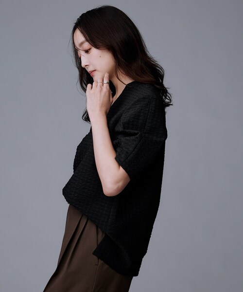 UNTITLED（アンタイトル）の「【吸水速乾/ストレッチ/Vネック】フォルムスリーブ ブラウス（シャツ/ブラウス・レディース・オフホワイト/ブルー/ブラック・48/44/50/00/02/04）」の17枚目の写真