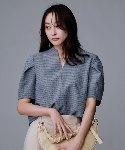 UNTITLED（アンタイトル）の「【吸水速乾/ストレッチ/Vネック】フォルムスリーブ ブラウス（シャツ/ブラウス・レディース・オフホワイト/ブルー/ブラック・48/44/50/00/02/04）」の8枚目の写真