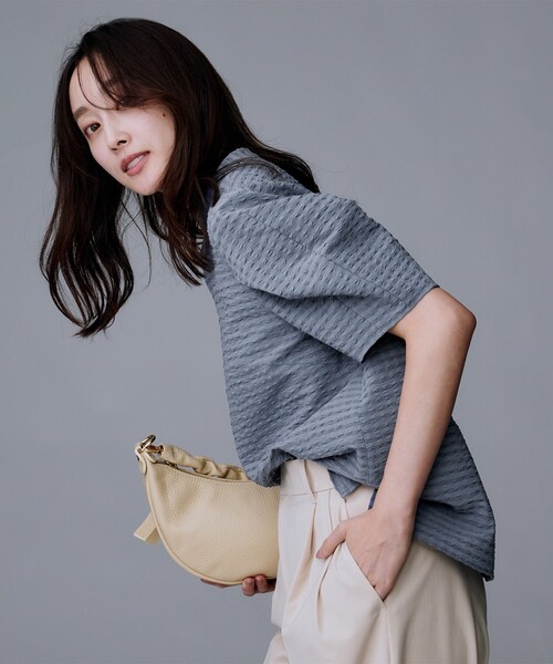 UNTITLED（アンタイトル）の「【吸水速乾/ストレッチ/Vネック】フォルムスリーブ ブラウス（シャツ/ブラウス・レディース・オフホワイト/ブルー/ブラック・48/44/50/00/02/04）」の9枚目の写真