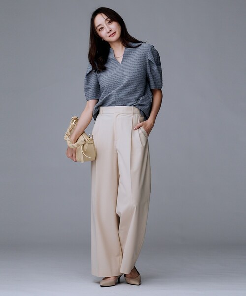 UNTITLED（アンタイトル）の「【吸水速乾/ストレッチ/Vネック】フォルムスリーブ ブラウス（シャツ/ブラウス・レディース・オフホワイト/ブルー/ブラック・48/44/50/00/02/04）」の10枚目の写真