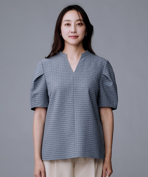 UNTITLED（アンタイトル）の「【吸水速乾/ストレッチ/Vネック】フォルムスリーブ ブラウス（シャツ/ブラウス・レディース・オフホワイト/ブルー/ブラック・48/44/50/00/02/04）」の12枚目の写真