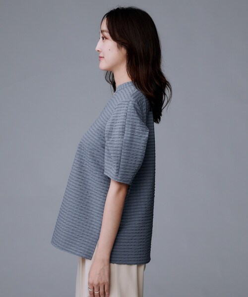 UNTITLED（アンタイトル）の「【吸水速乾/ストレッチ/Vネック】フォルムスリーブ ブラウス（シャツ/ブラウス・レディース・オフホワイト/ブルー/ブラック・48/44/50/00/02/04）」の13枚目の写真