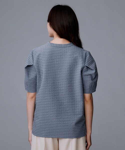 UNTITLED（アンタイトル）の「【吸水速乾/ストレッチ/Vネック】フォルムスリーブ ブラウス（シャツ/ブラウス・レディース・オフホワイト/ブルー/ブラック・48/44/50/00/02/04）」の4枚目の写真