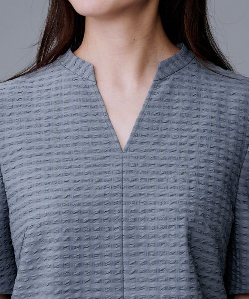 UNTITLED（アンタイトル）の「【吸水速乾/ストレッチ/Vネック】フォルムスリーブ ブラウス（シャツ/ブラウス・レディース・オフホワイト/ブルー/ブラック・48/44/50/00/02/04）」の5枚目の写真
