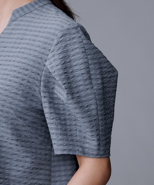 UNTITLED（アンタイトル）の「【吸水速乾/ストレッチ/Vネック】フォルムスリーブ ブラウス（シャツ/ブラウス・レディース・オフホワイト/ブルー/ブラック・48/44/50/00/02/04）」の6枚目の写真