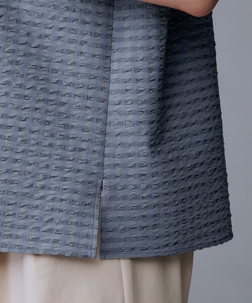 UNTITLED（アンタイトル）の「【吸水速乾/ストレッチ/Vネック】フォルムスリーブ ブラウス（シャツ/ブラウス・レディース・オフホワイト/ブルー/ブラック・48/44/50/00/02/04）」の7枚目の写真