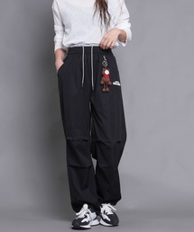 編みぐるみチャーム付バレルレッグパンツ