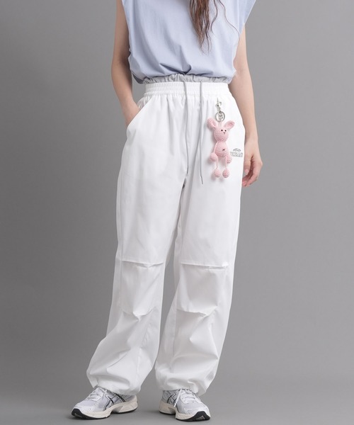 .WORKS(ドットワークス)の「編みぐるみチャーム付バレルレッグパンツ(カーゴパンツ・レディース・ブラック系/オフホワイト/チャコールグレー/ブラック/ホワイト・M)」の1枚目の写真