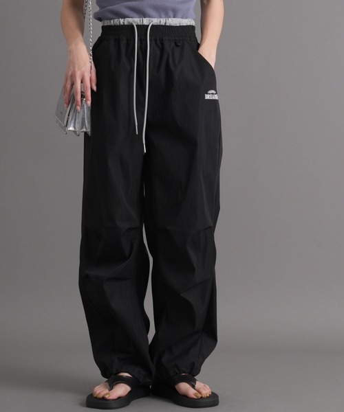 .WORKS(ドットワークス)の「編みぐるみチャーム付バレルレッグパンツ(カーゴパンツ・レディース・ブラック系/オフホワイト/チャコールグレー/ブラック/ホワイト・M)」の2枚目の写真