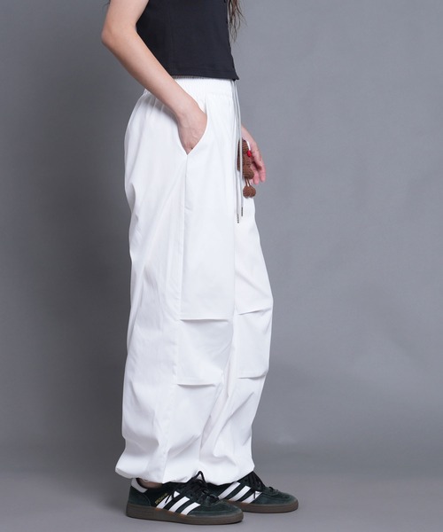 .WORKS(ドットワークス)の「編みぐるみチャーム付バレルレッグパンツ(カーゴパンツ・レディース・ブラック系/オフホワイト/チャコールグレー/ブラック/ホワイト・M)」の7枚目の写真
