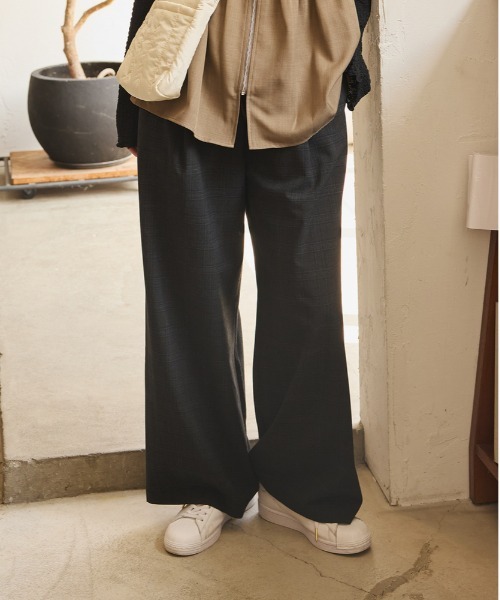 Right-on（ライトオン）の「【HONEYSUCKLE ROSE】【｢楽｣して｢ちゃんと見え｣が一番使える！】無地見えTRチェックイージーパンツ(ウエストゴム・ストレッチ・秋カラー・体型を拾いにくい)（その他パンツ・レディース・ダークグレー/ブラウン・M/L/S）」の2枚目の写真