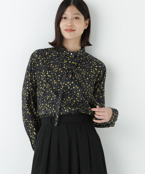 human woman(ヒューマンウーマン)の「◆プチフラワープリントボウタイシャツブラウス(シャツ/ブラウス・レディース・イエロー系その他4/グリーン系その他4・MEDIUM)」の2枚目の写真