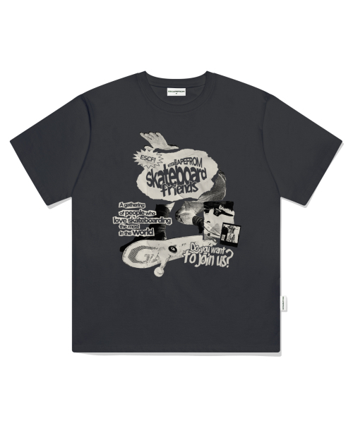ESCAPEFROM(エスケープフロム)の「スケートボーダーフレンズプリントオーバーサイズ半袖Tシャツチャコール(Tシャツ/カットソー・レディース・その他・LARGE/SMALL/MEDIUM)」の1枚目の写真