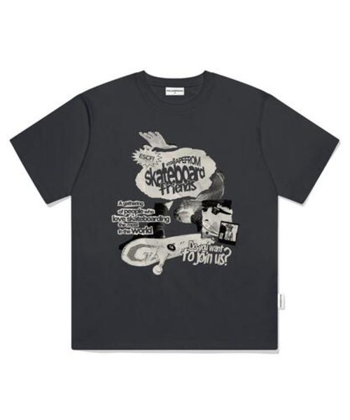 ESCAPEFROM(エスケープフロム)の「スケートボーダーフレンズプリントオーバーサイズ半袖Tシャツチャコール(Tシャツ/カットソー・レディース・その他・LARGE/SMALL/MEDIUM)」の2枚目の写真