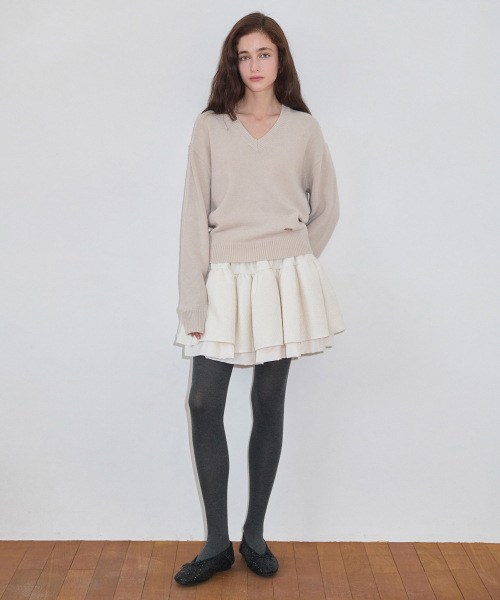 SINOON（シヌーン）の「V-Neck Basic Knit (Greyish Beige)（スウェット・レディース・ベージュ・FREE）」の2枚目の写真