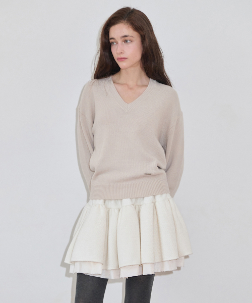 SINOON（シヌーン）の「V-Neck Basic Knit (Greyish Beige)（スウェット・レディース・ベージュ・FREE）」の4枚目の写真
