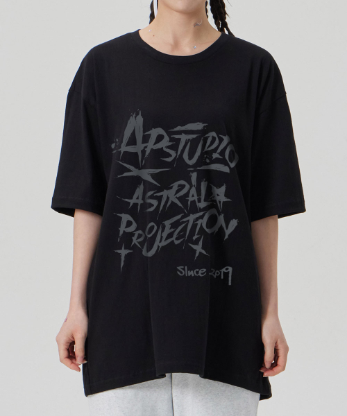 ASTRAL PROJECTION（アストラルプロジェクション）の「[ラフレタリング]コットンルーズフィット半袖Tシャツ_ブラック（Tシャツ/カットソー・メンズ・その他・LARGE/MEDIUM/X-LARGE/XX-LARGE）」の3枚目の写真
