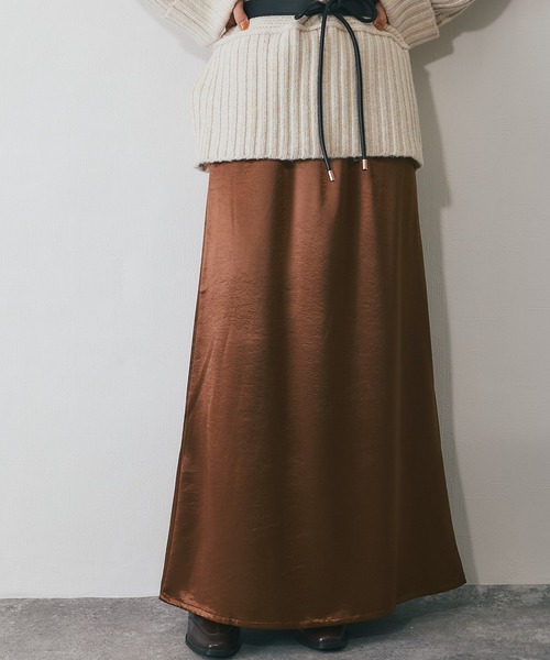 ANOTHER S（アナザーエス）の「サテンロングスカート（スカート・レディース・ブラック/ブラウン/グレイッシュベージュ・FREE）」の2枚目の写真