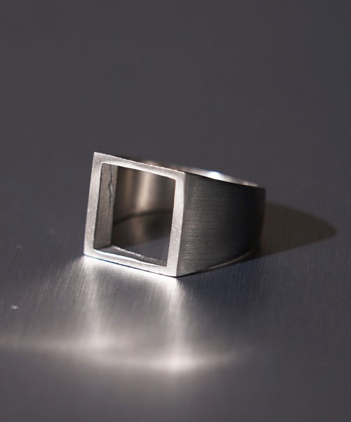 1111clothing(ワンフォークロージング)の「スクエアカット チタンリング / Square Cut Titanium Ring(リング・メンズ・シルバー・6(12号)/15号/21号)」の3枚目の写真