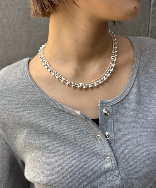 WHO'S WHO gallery（フーズフーギャラリー）の「TRIPLE BALL NECKLACE（ネックレス・レディース・シルバー・FREE）」の2枚目の写真
