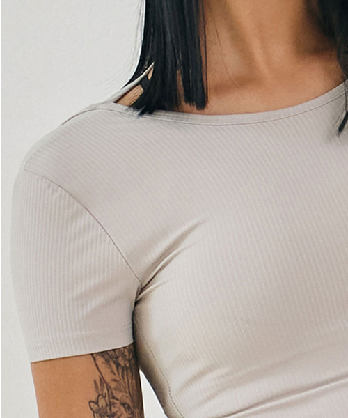 DEVIWEAR(デヴィウェア)の「オープンバックストラップ 半袖 DEVI-T0107-サンドベージュ(Tシャツ/カットソー・レディース・サンドベージュ・S/M/L)」の4枚目の写真