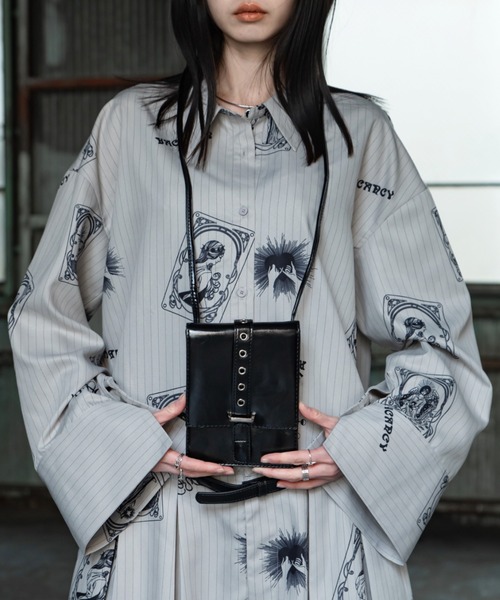 VACANCY(ヴァカンシー)の「バックルデザインミニショルダーバッグ/ポシェット(ショルダーバッグ・レディース・ブラック/グレー・FREE)」の1枚目の写真