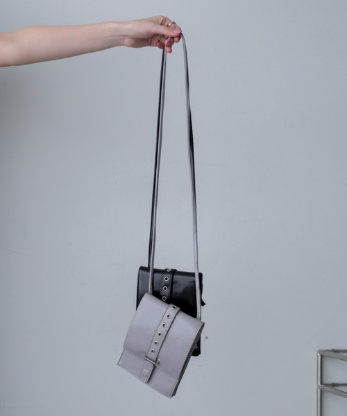 VACANCY(ヴァカンシー)の「バックルデザインミニショルダーバッグ/ポシェット(ショルダーバッグ・レディース・ブラック/グレー・FREE)」の3枚目の写真