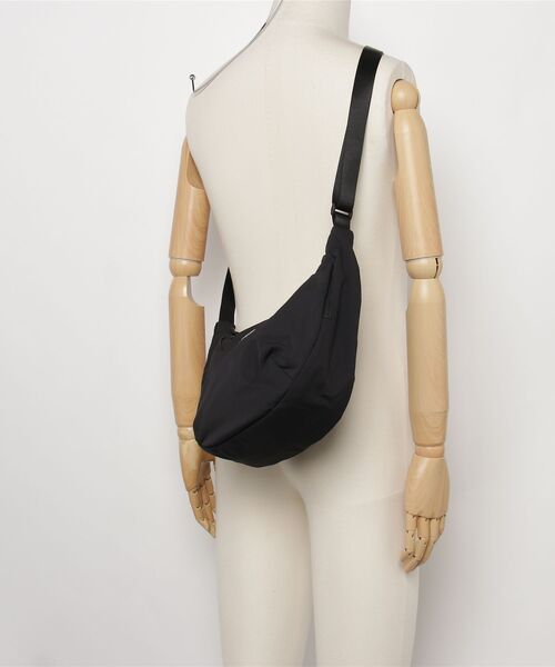 GREGORY(グレゴリー)の「スージーハーフムーンショルダーM SUSZY HALFMOON SHOULDER M エボニーブラック(ショルダーバッグ・レディース・ブラック・ONE SIZE)」の2枚目の写真