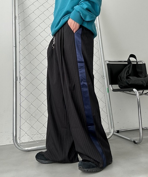 UNDERSTATEMENTs(アンダーステイトメント)の「【ユニセックス】サイドラインストライプワイドパンツ(スラックス・メンズ・グレー系その他/ブラック系その他・SMALL/MEDIUM/LARGE)」の8枚目の写真
