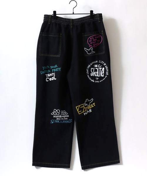 Mark Gonzales（マーク・ゴンザレス）の「MARK GONZALES ARTWORK COLLECTION/マークゴンザレス 別注 ストリートデザイン 総柄プリント ワイドデニムパンツ（デニムパンツ・メンズ・ブルー/ブラック系その他/サックスブルー/ブラック・XL/L/M）」の6枚目の写真