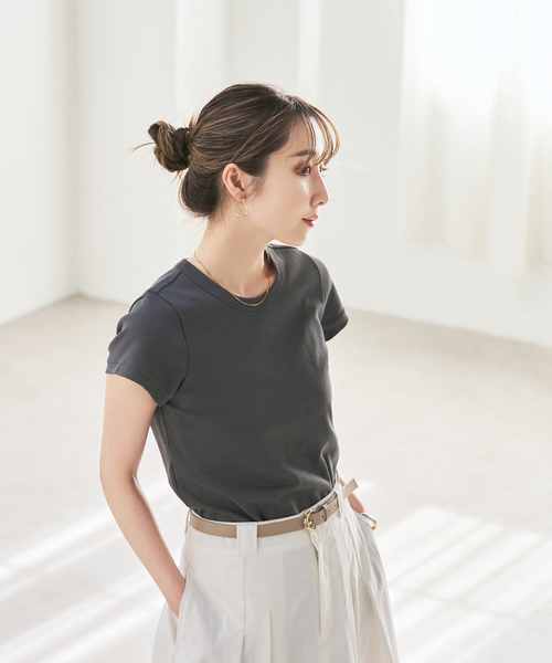 Noble(ノーブル)の「《追加・WEB限定カラー》スビンコットンスムースコンパクトTシャツ(Tシャツ/カットソー・レディース・ピンク/ホワイト/チャコールグレー/イエロー・FREE)」の5枚目の写真