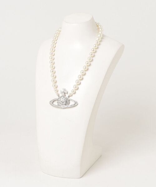 Vivienne Westwood MAN（ヴィヴィアンウエストウッドマン）の「MAN. BAS RELIEF PEARL NECKLACE（ネックレス・レディース・シルバー・FREE）」の2枚目の写真