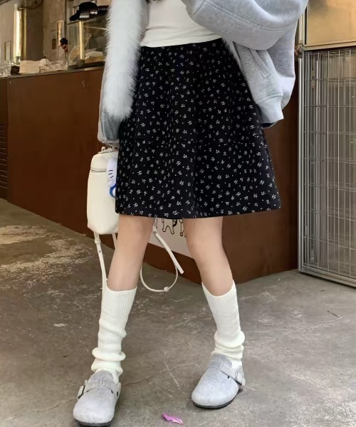 Aelina(エリナ)の「メルトン花柄Aラインショートスカート(スカート・レディース・チャコールグレー/ブラック/ベージュ/ブラウン/グレー/ブラック系その他/グレー系その他/ベージュ系その他/ブラック系1/ブラック系3・FREE)」の3枚目の写真